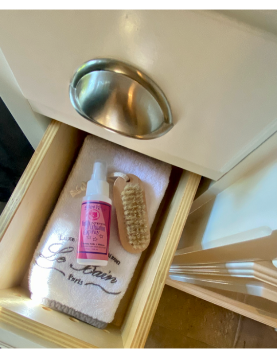 AHA & BHA enzymatic exfoliation and physical dry brush to eliminate and prevent ingrown hair
